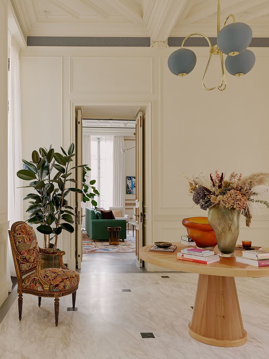 Винтажная мебель и антиквариат в интерьере двухуровневой квартиры в Париже — проект Софи Эшби и Антуанетты Залевски