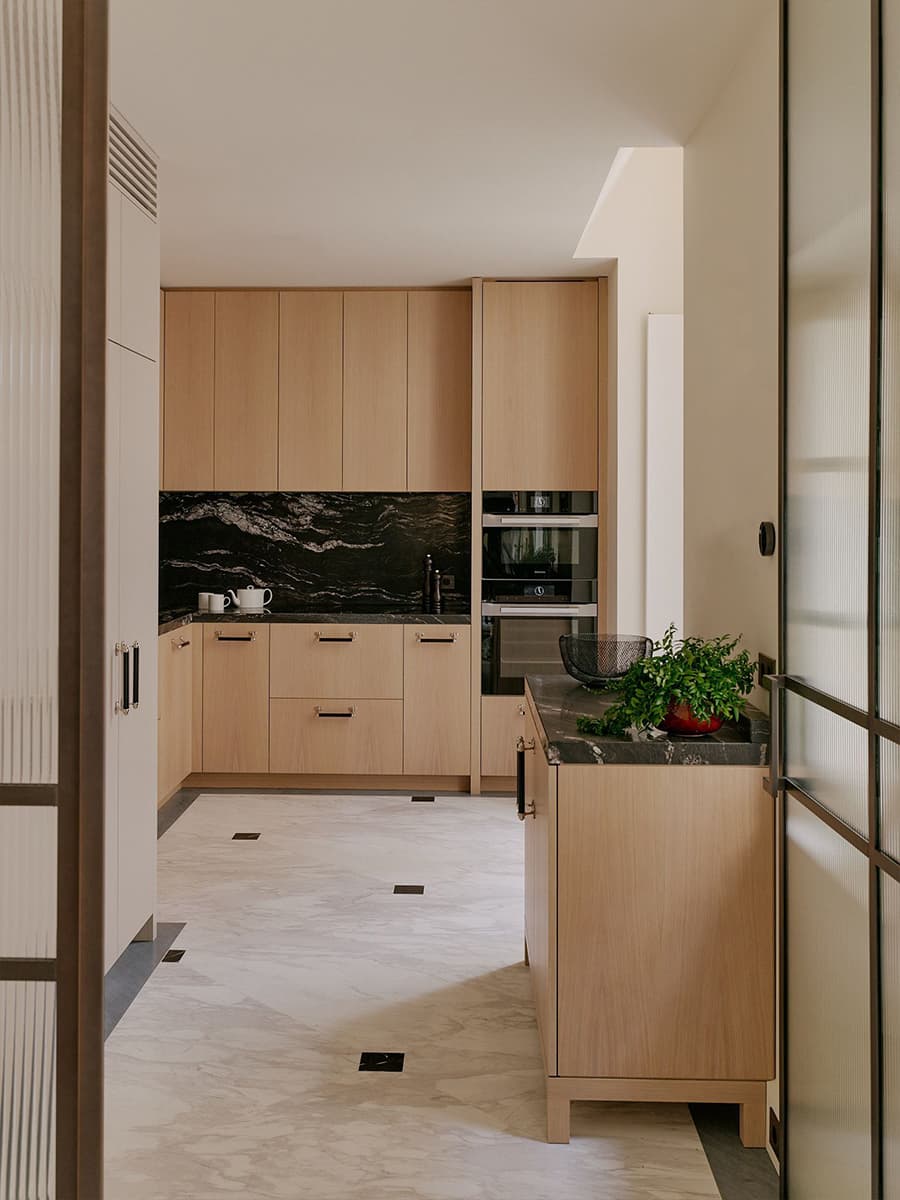 Винтажная мебель и антиквариат в интерьере двухуровневой квартиры в Париже — проект Софи Эшби и Антуанетты Залевски