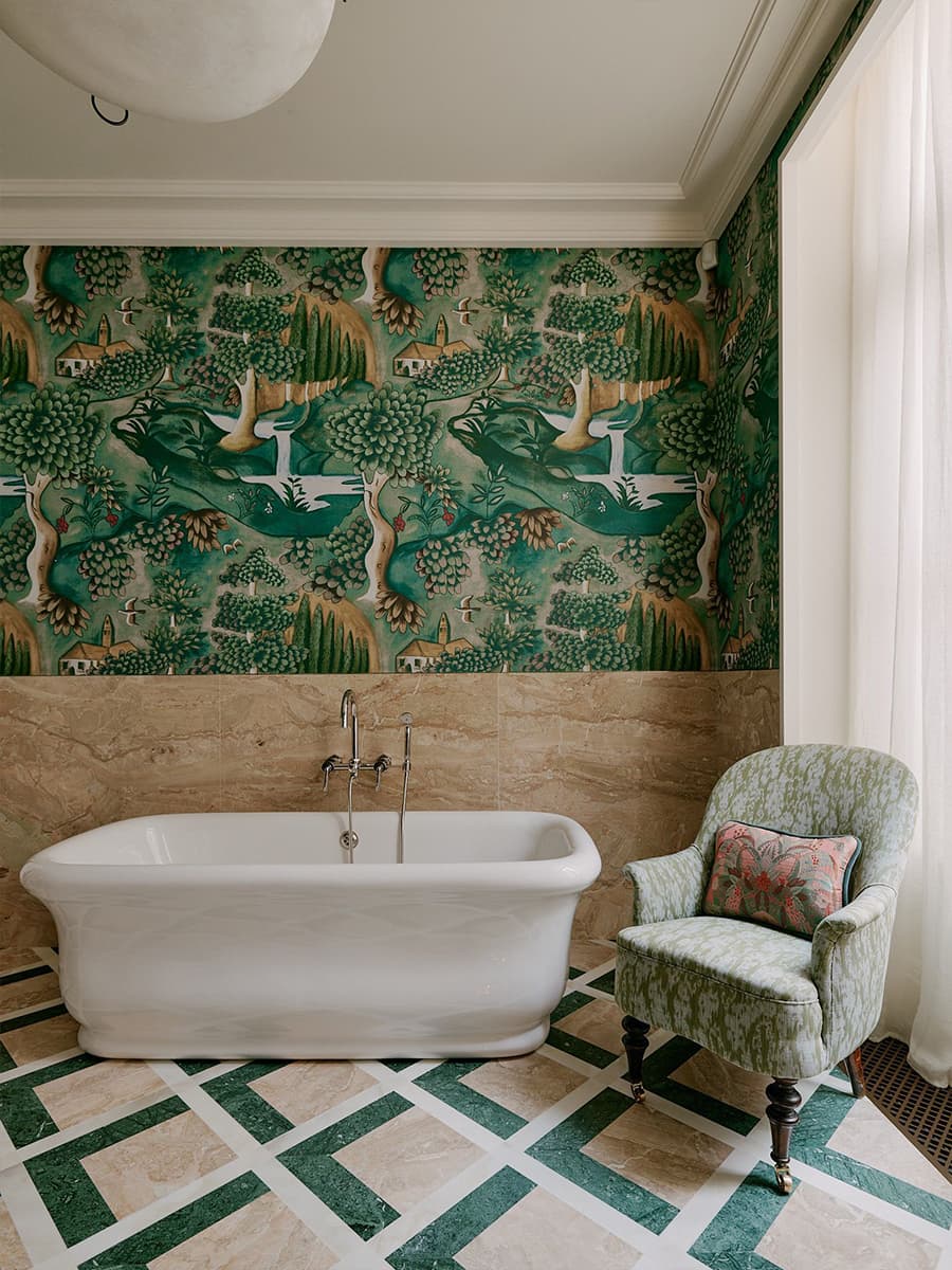 Винтажная мебель и антиквариат в интерьере двухуровневой квартиры в Париже — проект Софи Эшби и Антуанетты Залевски