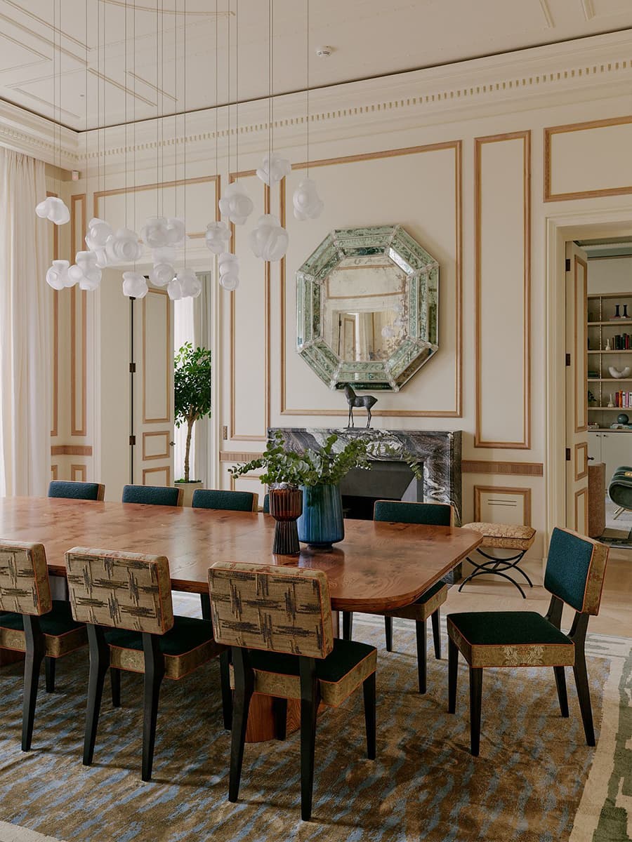 Винтажная мебель и антиквариат в интерьере двухуровневой квартиры в Париже — проект Софи Эшби и Антуанетты Залевски