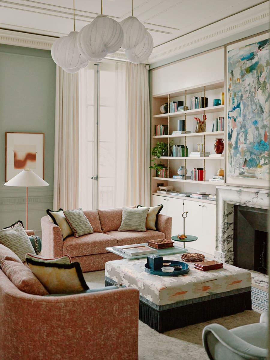 Винтажная мебель и антиквариат в интерьере двухуровневой квартиры в Париже — проект Софи Эшби и Антуанетты Залевски