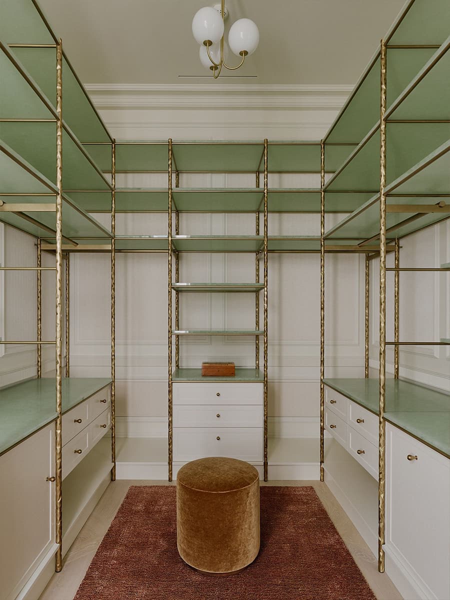 Винтажная мебель и антиквариат в интерьере двухуровневой квартиры в Париже — проект Софи Эшби и Антуанетты Залевски