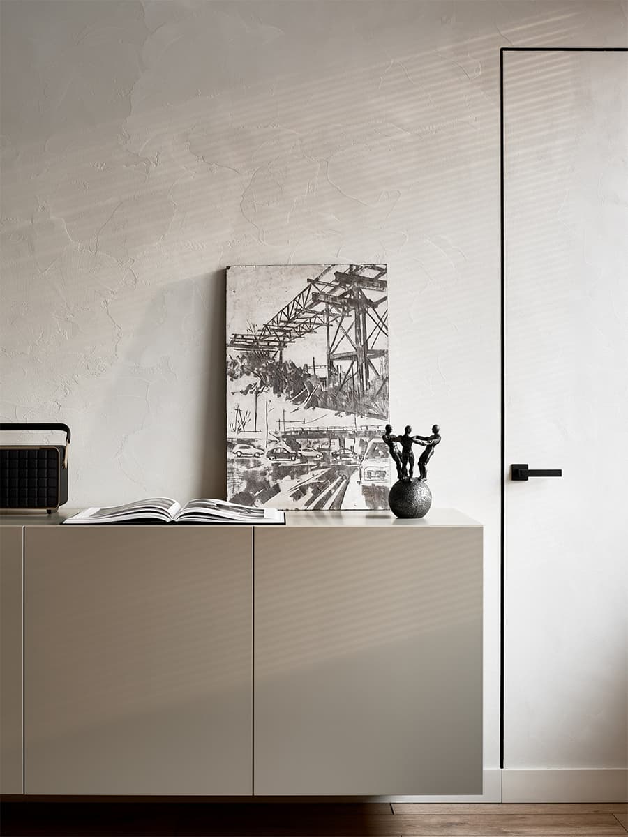 Деревянные жалюзи, необычные кресла и шпонированные элементы в интерьере офиса строительной компании — проект бюро Pozdnyakova Interiors