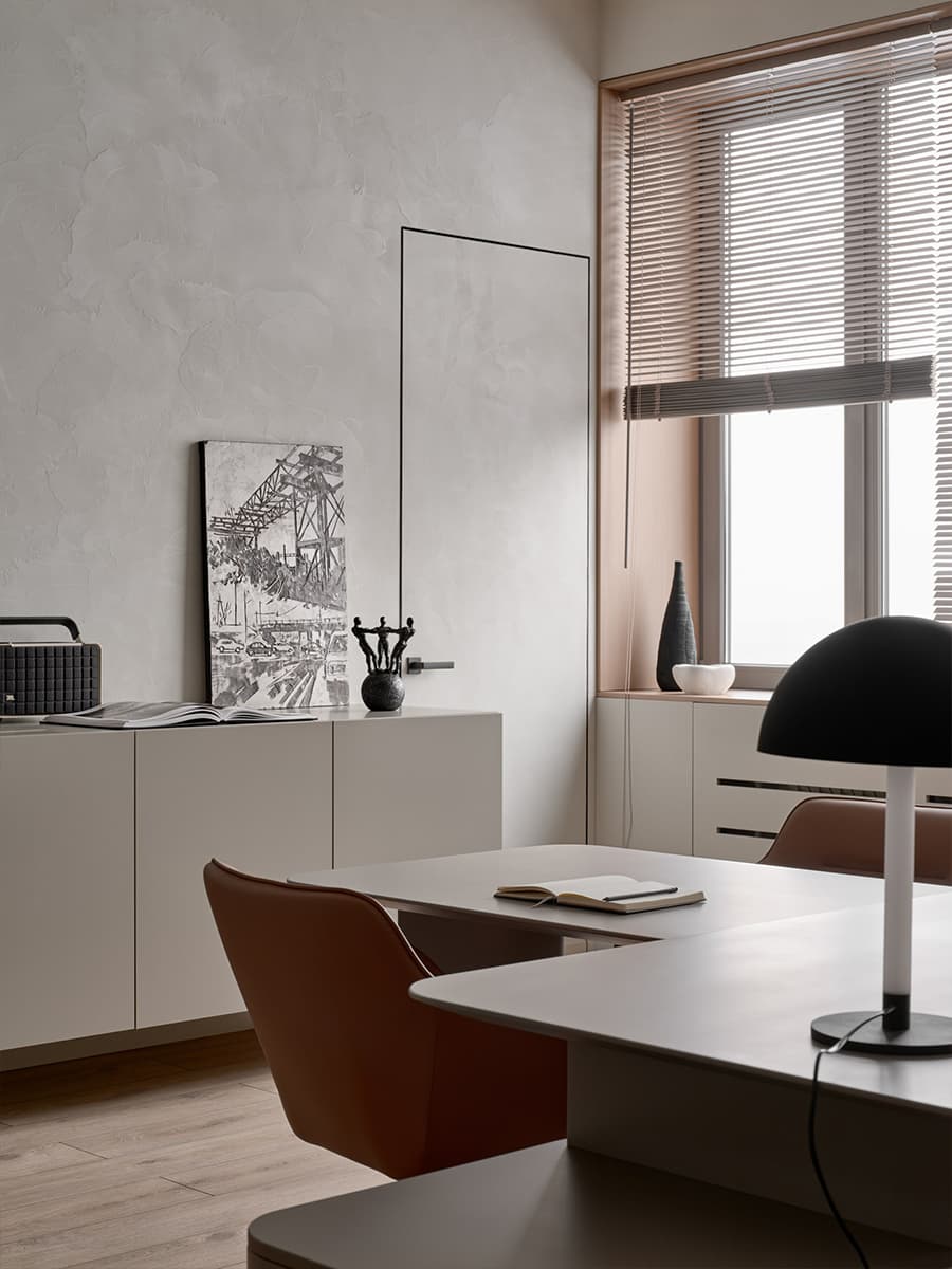 Деревянные жалюзи, необычные кресла и шпонированные элементы в интерьере офиса строительной компании — проект бюро Pozdnyakova Interiors