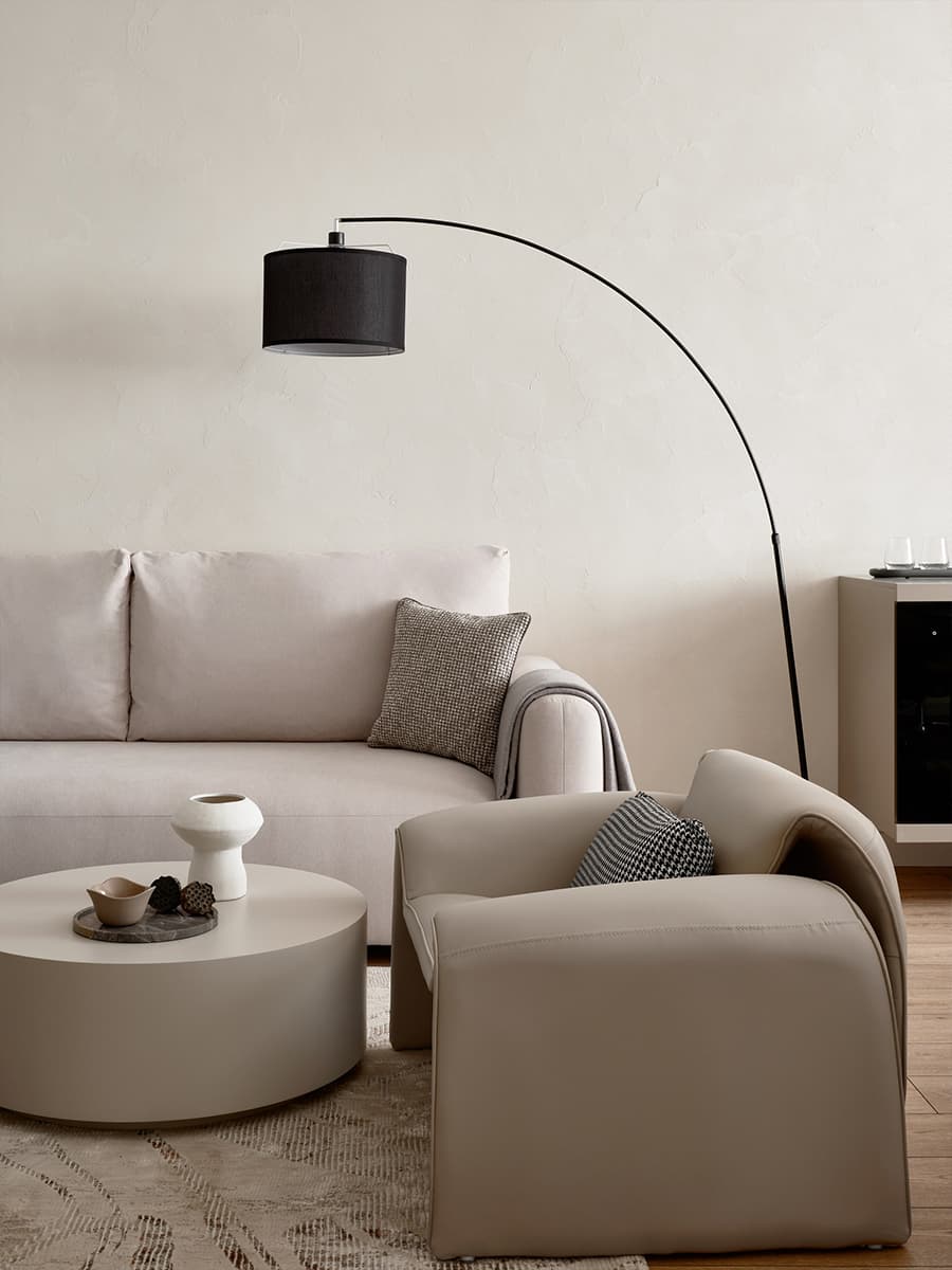 Деревянные жалюзи, необычные кресла и шпонированные элементы в интерьере офиса строительной компании — проект бюро Pozdnyakova Interiors