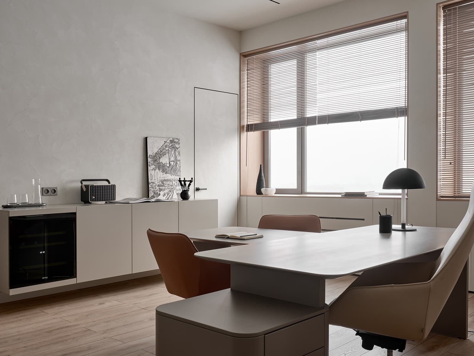 Деревянные жалюзи, необычные кресла и шпонированные элементы в интерьере офиса строительной компании — проект бюро Pozdnyakova Interiors