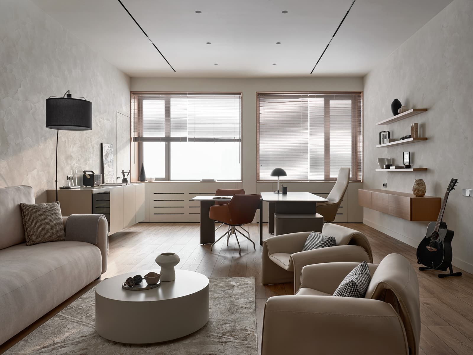 Деревянные жалюзи, необычные кресла и шпонированные элементы в интерьере офиса строительной компании — проект бюро Pozdnyakova Interiors