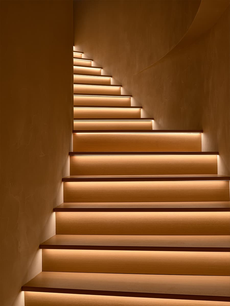 Деревянные жалюзи, необычные кресла и шпонированные элементы в интерьере офиса строительной компании — проект бюро Pozdnyakova Interiors