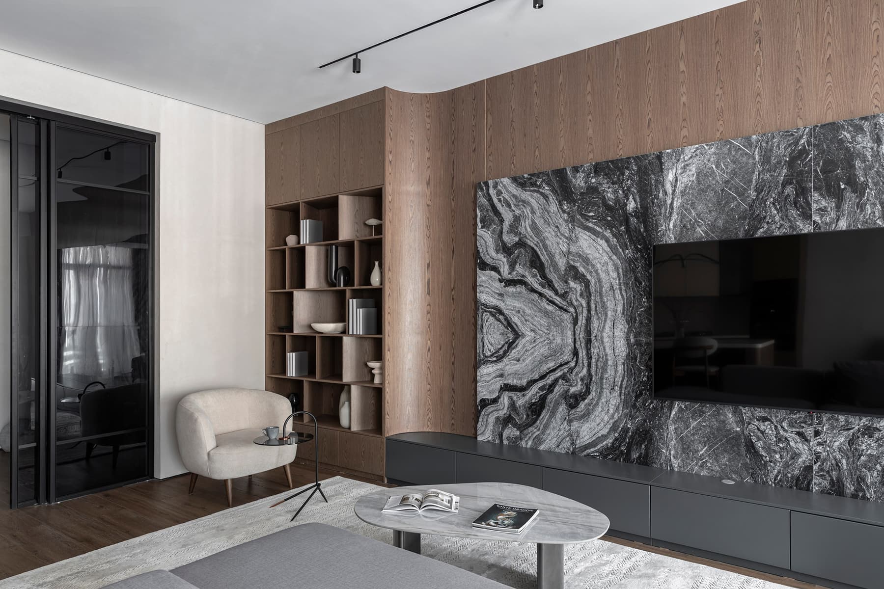 Акцентное панно из мрамора в интерьере квартиры для семьи с тремя дочерьми — проект Мадины Бекасыл