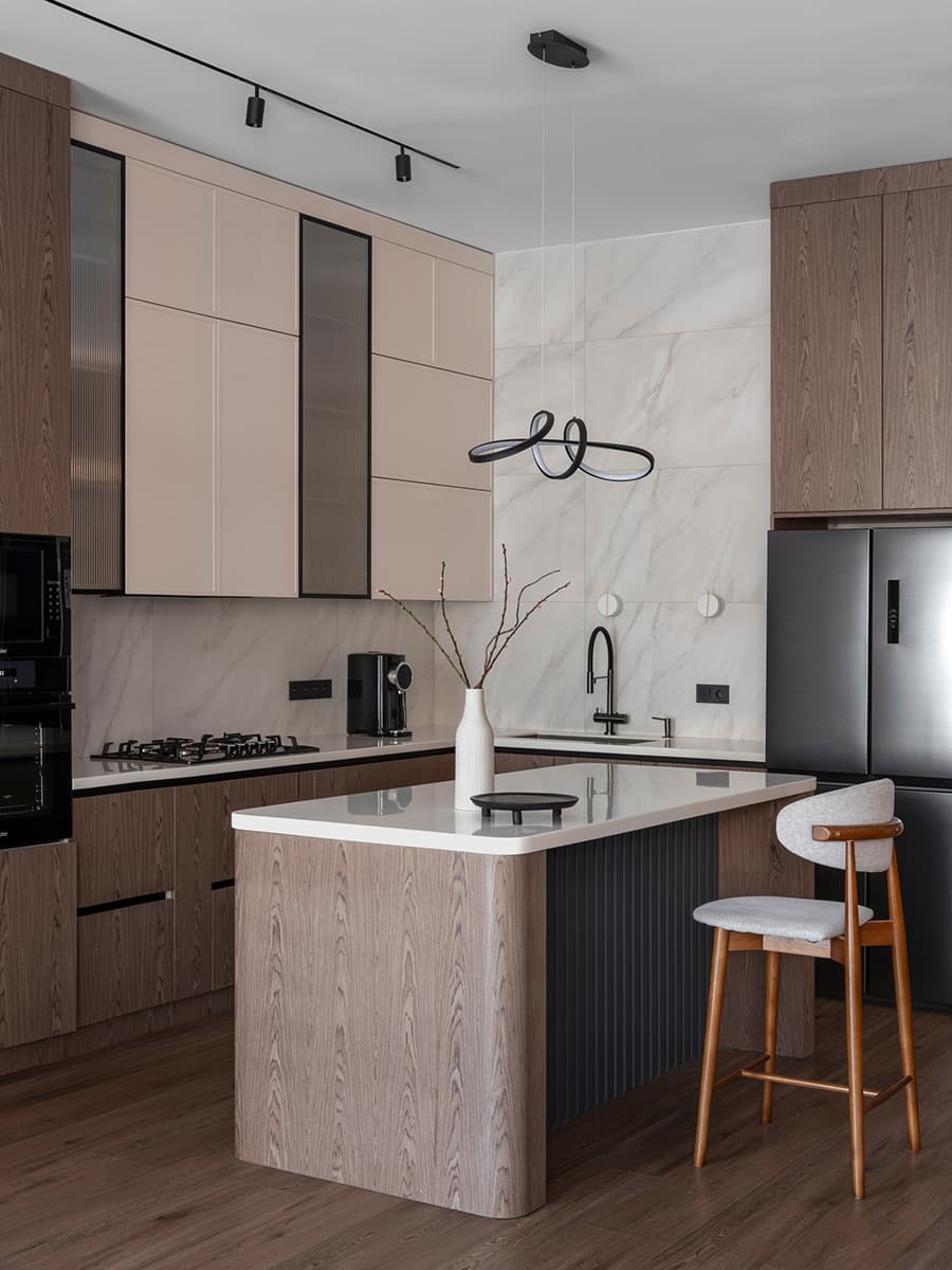 Акцентное панно из мрамора в интерьере квартиры для семьи с тремя дочерьми — проект Мадины Бекасыл