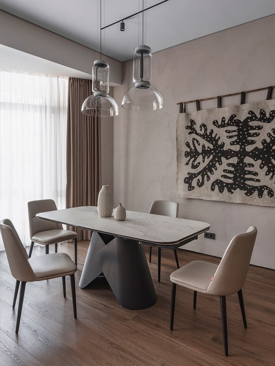 Акцентное панно из мрамора в интерьере квартиры для семьи с тремя дочерьми — проект Мадины Бекасыл