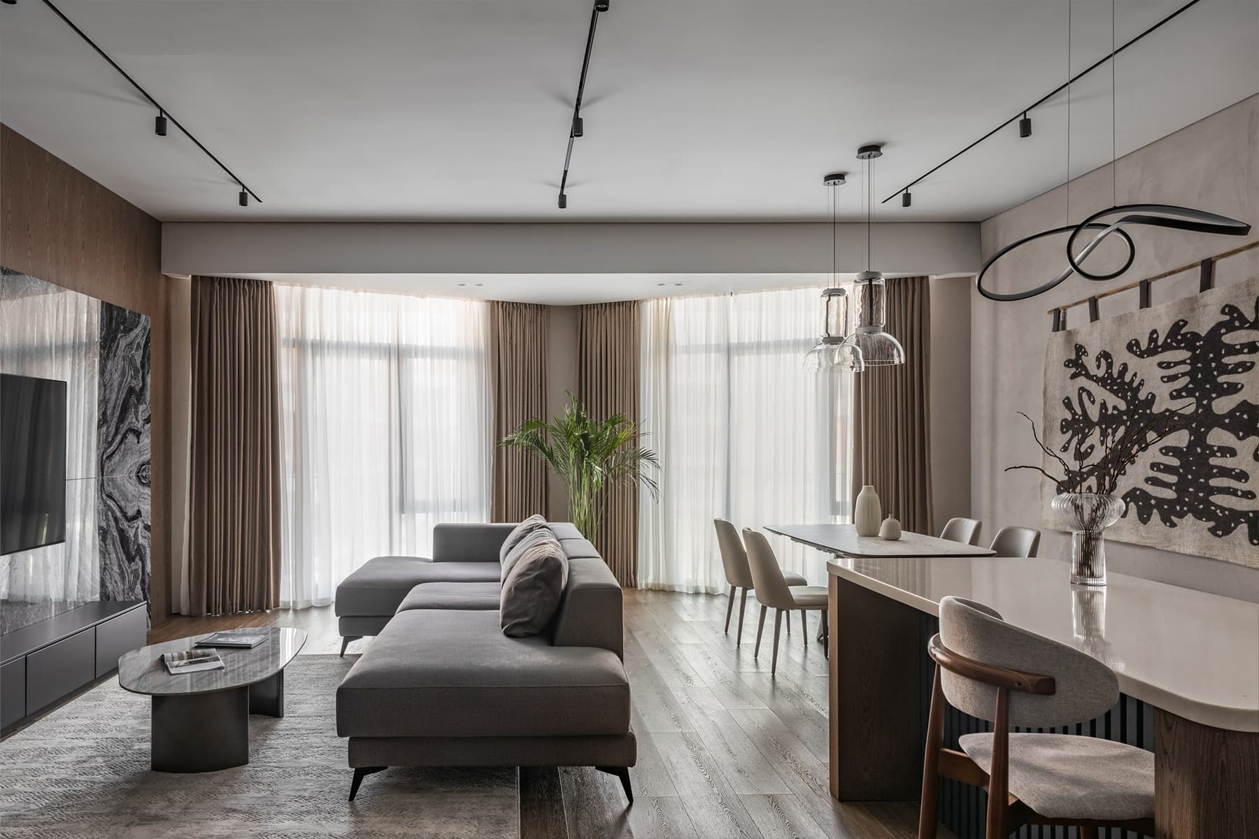 Акцентное панно из мрамора в интерьере квартиры для семьи с тремя дочерьми — проект Мадины Бекасыл