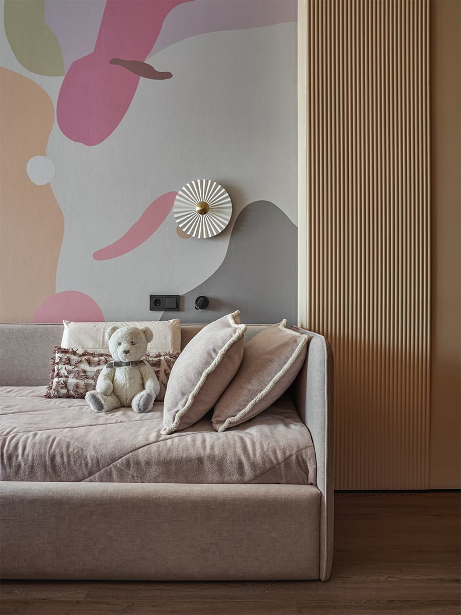 Акцентное панно из мрамора в интерьере квартиры для семьи с тремя дочерьми — проект Мадины Бекасыл