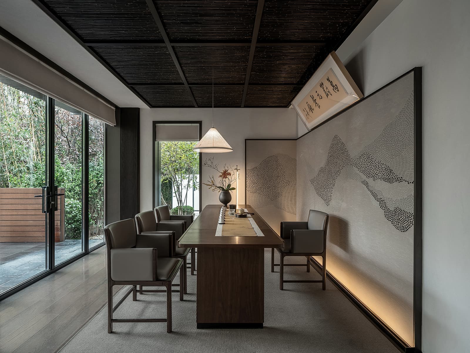 Стойка из отожженной меди, цельный камень и сад в интерьере пекинского ресторана — проект бюро Tanzo Space Design