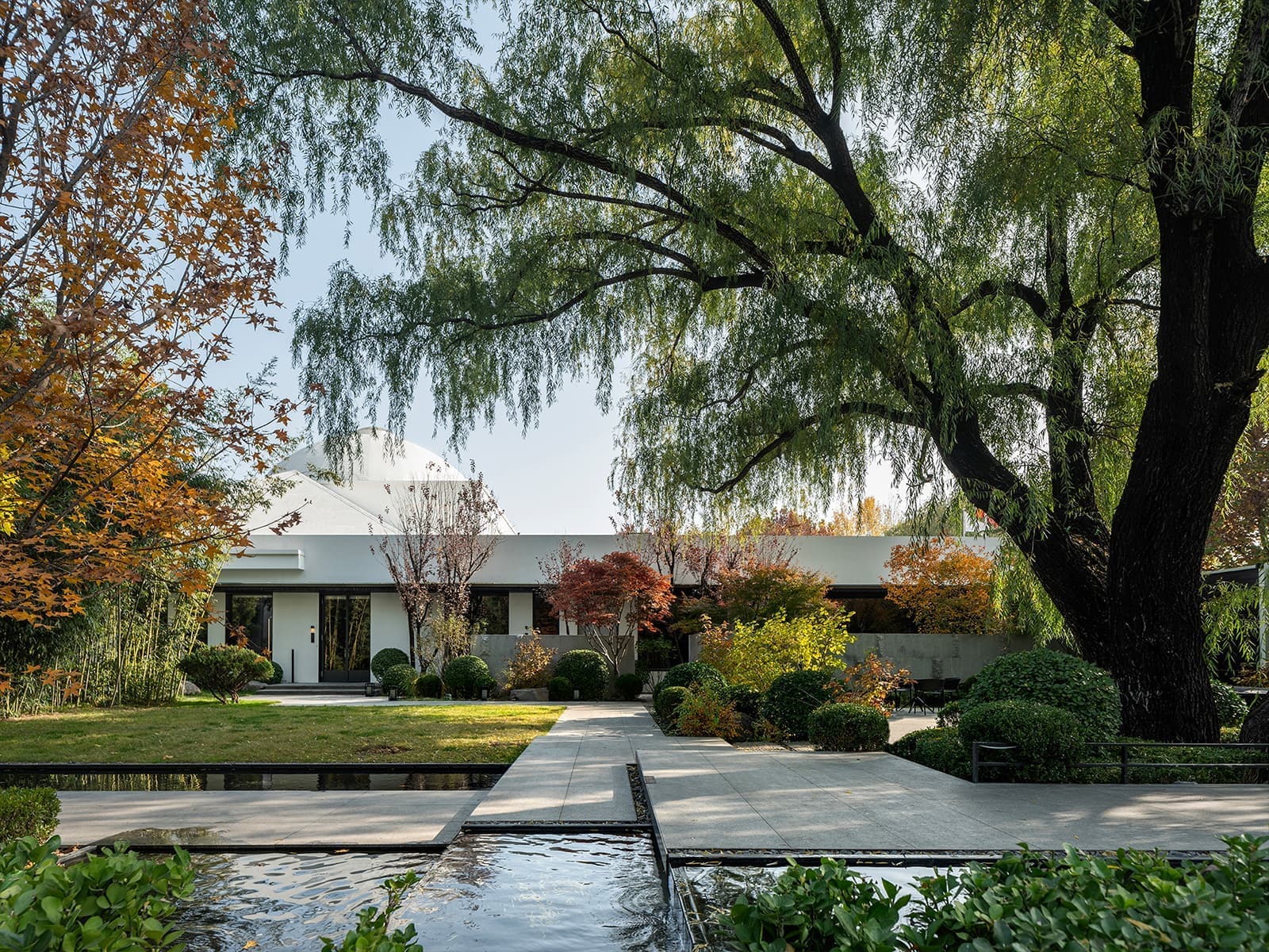 Стойка из отожженной меди, цельный камень и сад в интерьере пекинского ресторана — проект бюро Tanzo Space Design