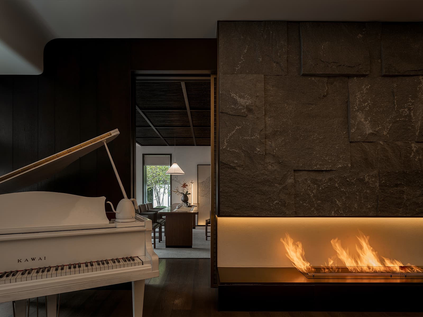 Стойка из отожженной меди, цельный камень и сад в интерьере пекинского ресторана — проект бюро Tanzo Space Design