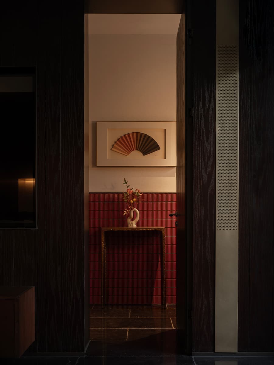 Стойка из отожженной меди, цельный камень и сад в интерьере пекинского ресторана — проект бюро Tanzo Space Design