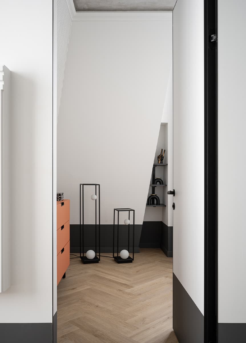 Бетонные потолки и цветовые акценты в интерьере квартиры для продажи — проект Юлии Павлюк