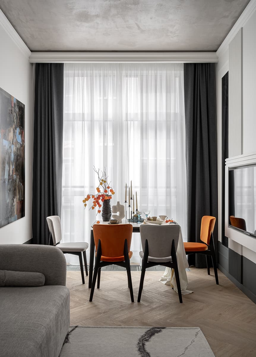 Бетонные потолки и цветовые акценты в интерьере квартиры для продажи — проект Юлии Павлюк