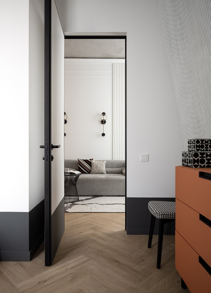 Бетонные потолки и цветовые акценты в интерьере квартиры для продажи — проект Юлии Павлюк