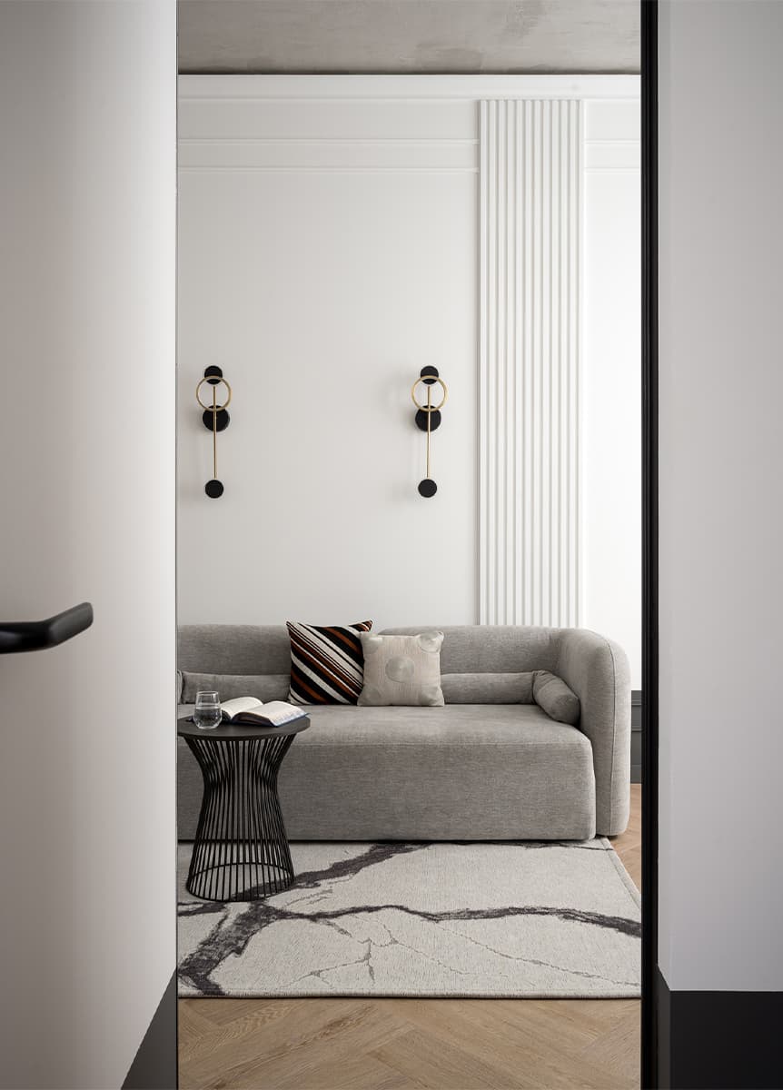 Бетонные потолки и цветовые акценты в интерьере квартиры для продажи — проект Юлии Павлюк