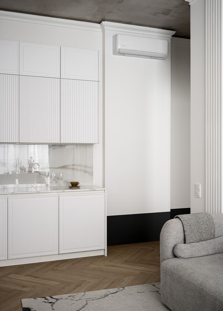 Бетонные потолки и цветовые акценты в интерьере квартиры для продажи — проект Юлии Павлюк