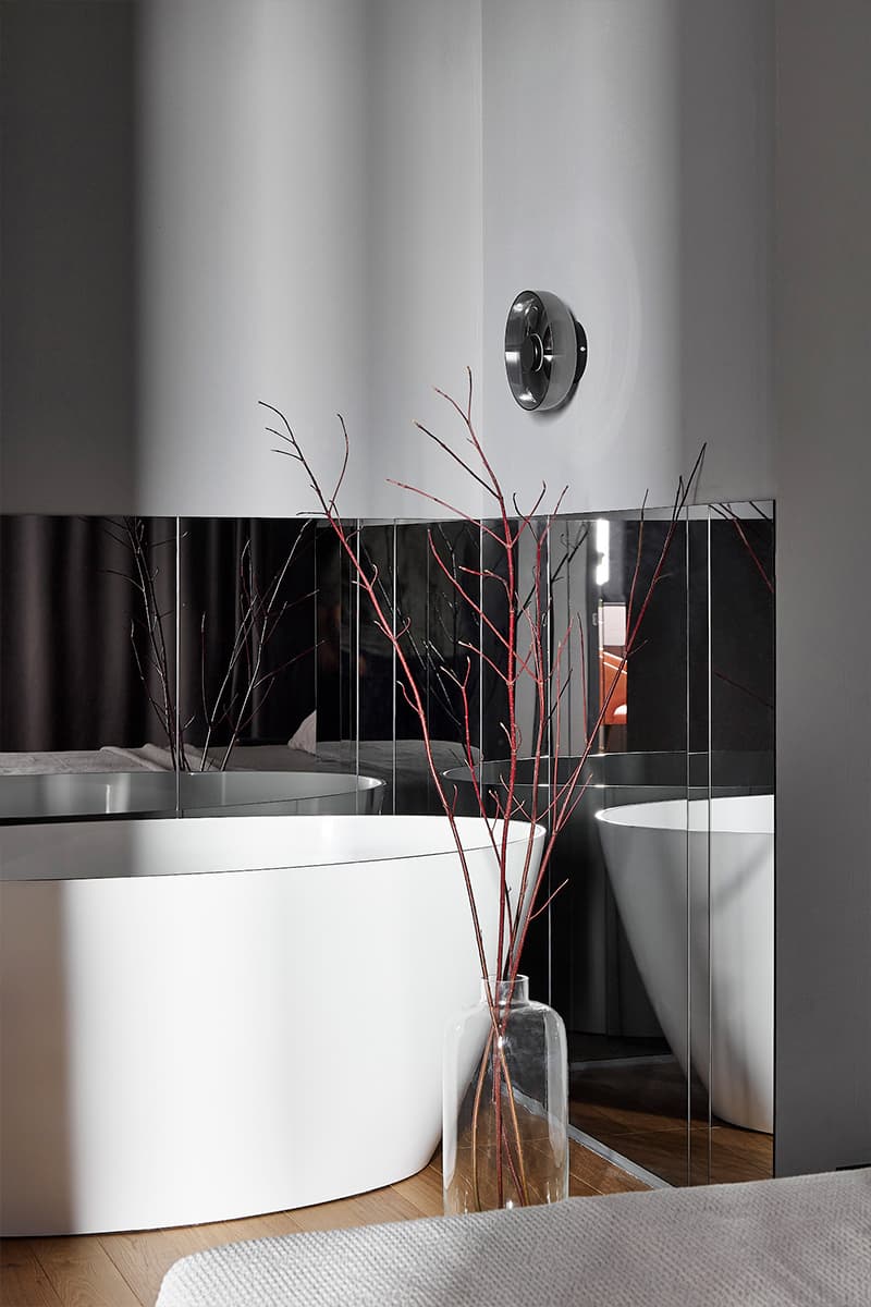 Отдельно стоящая ванна в спальне и другие эксперименты в квартире дизайнеров из Беларуси — проект студии IQHouse