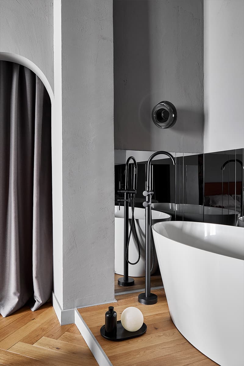 Отдельно стоящая ванна в спальне и другие эксперименты в квартире дизайнеров из Беларуси — проект студии IQHouse