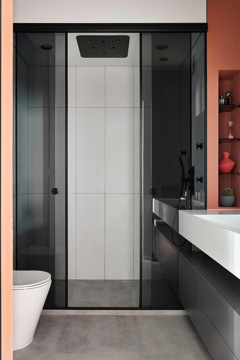 Отдельно стоящая ванна в спальне и другие эксперименты в квартире дизайнеров из Беларуси — проект студии IQHouse