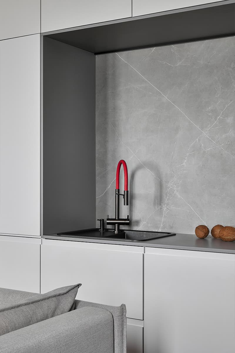 Отдельно стоящая ванна в спальне и другие эксперименты в квартире дизайнеров из Беларуси — проект студии IQHouse