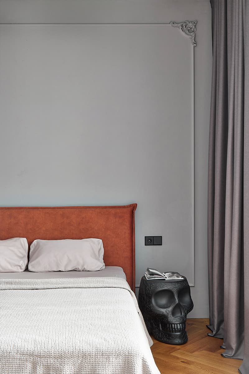 Отдельно стоящая ванна в спальне и другие эксперименты в квартире дизайнеров из Беларуси — проект студии IQHouse