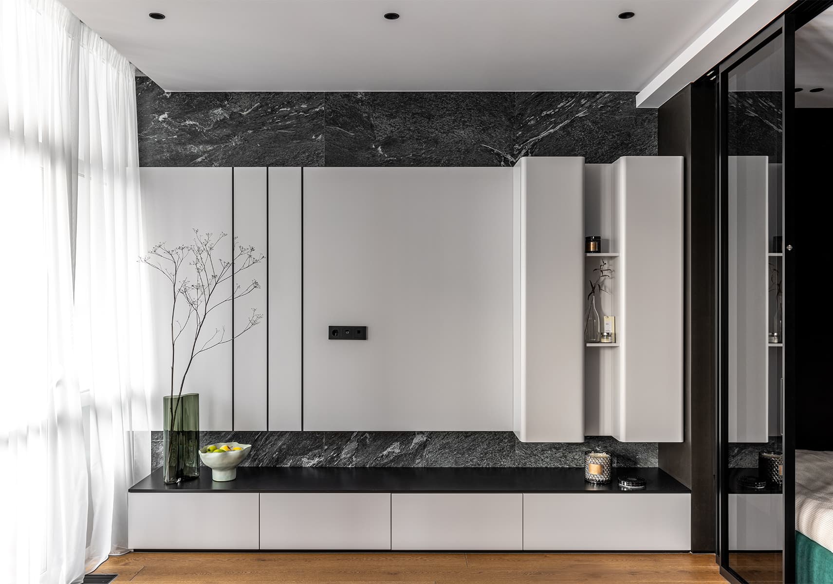 Баланс эстетики и эргономики в насыщенном интерьере квартиры для студента — проект дизайн-студии 2408 BURO