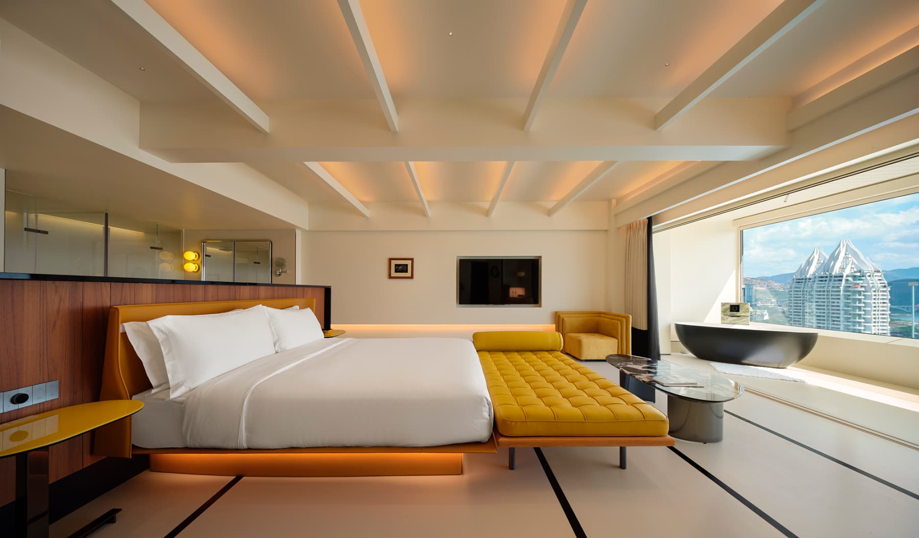 Микс винтажной мебели и современного искусства в интерьере отеля — проект бюро Funs Creative Design Consultant