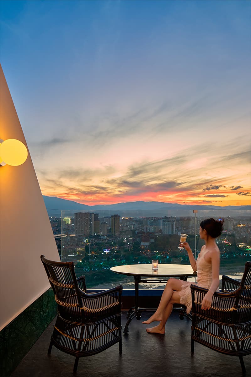 Микс винтажной мебели и современного искусства в интерьере отеля — проект бюро Funs Creative Design Consultant