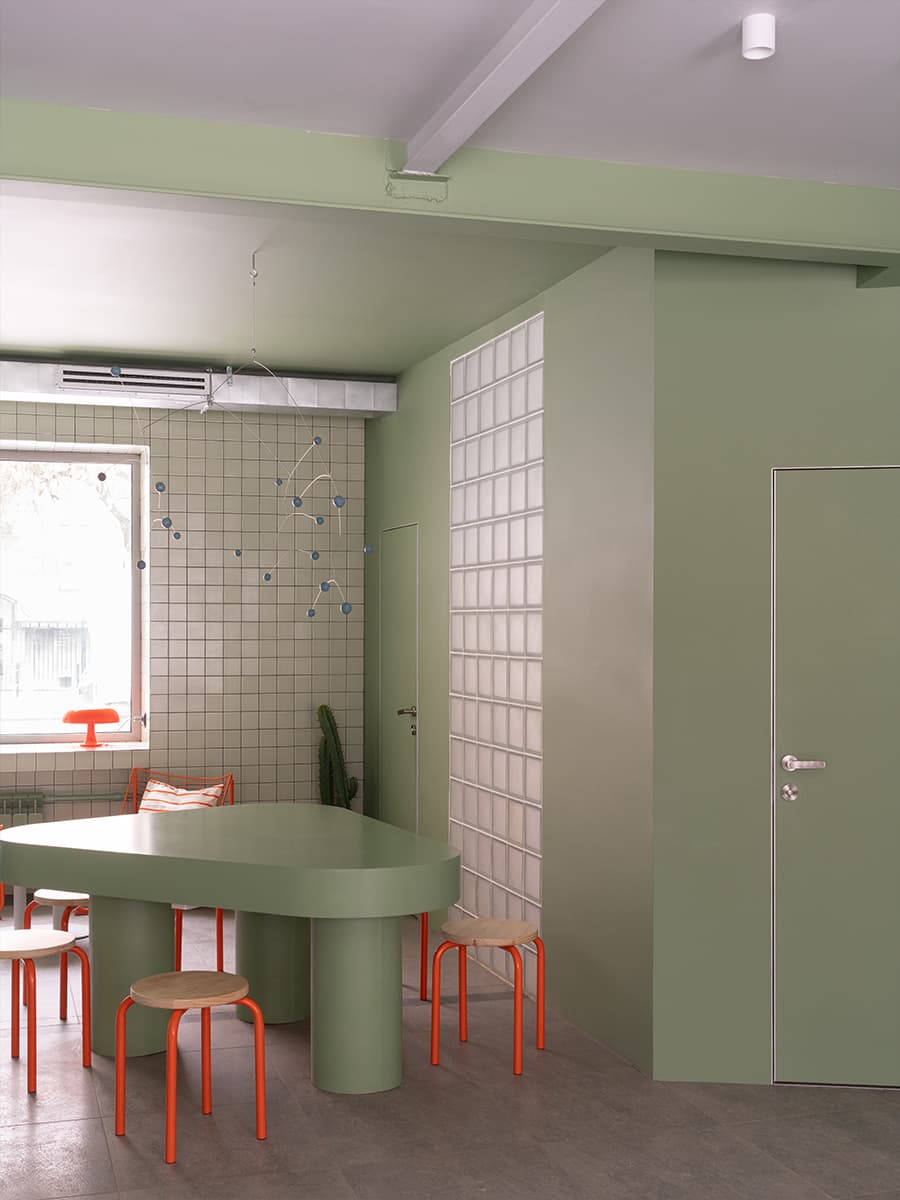 Нотки Азии в интерьере молодежного баблти-кафе в Новосибирске — проект студии zavod11