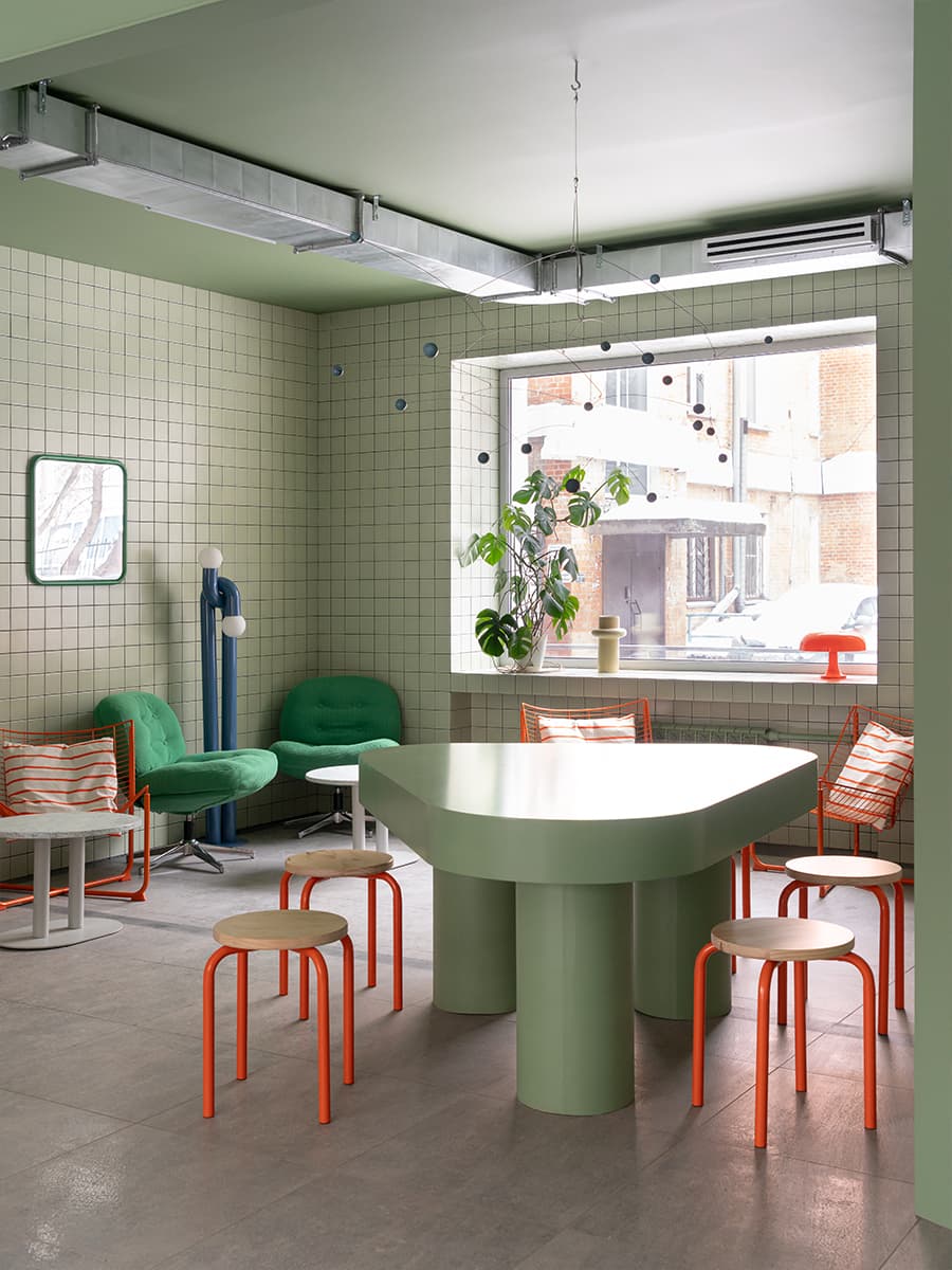 Нотки Азии в интерьере молодежного баблти-кафе в Новосибирске — проект студии zavod11