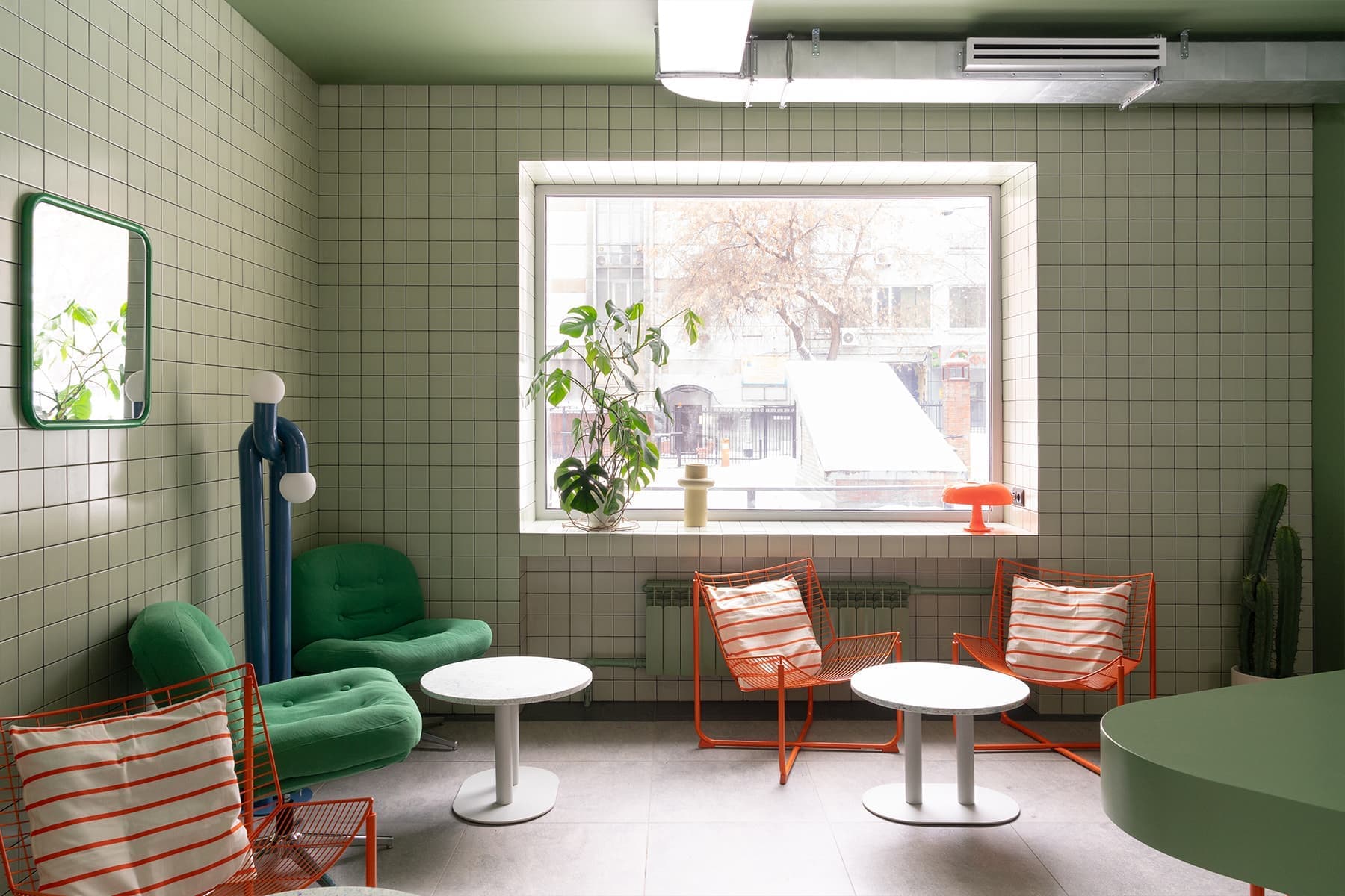 Нотки Азии в интерьере молодежного баблти-кафе в Новосибирске — проект студии zavod11