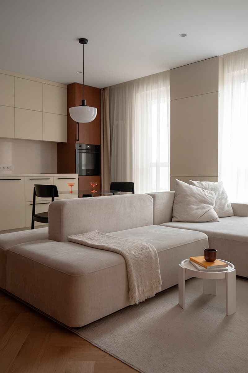 Зоны для хобби и место для кошки в светлом интерьере квартиры для молодой пары — проект бюро ZROBIM architects