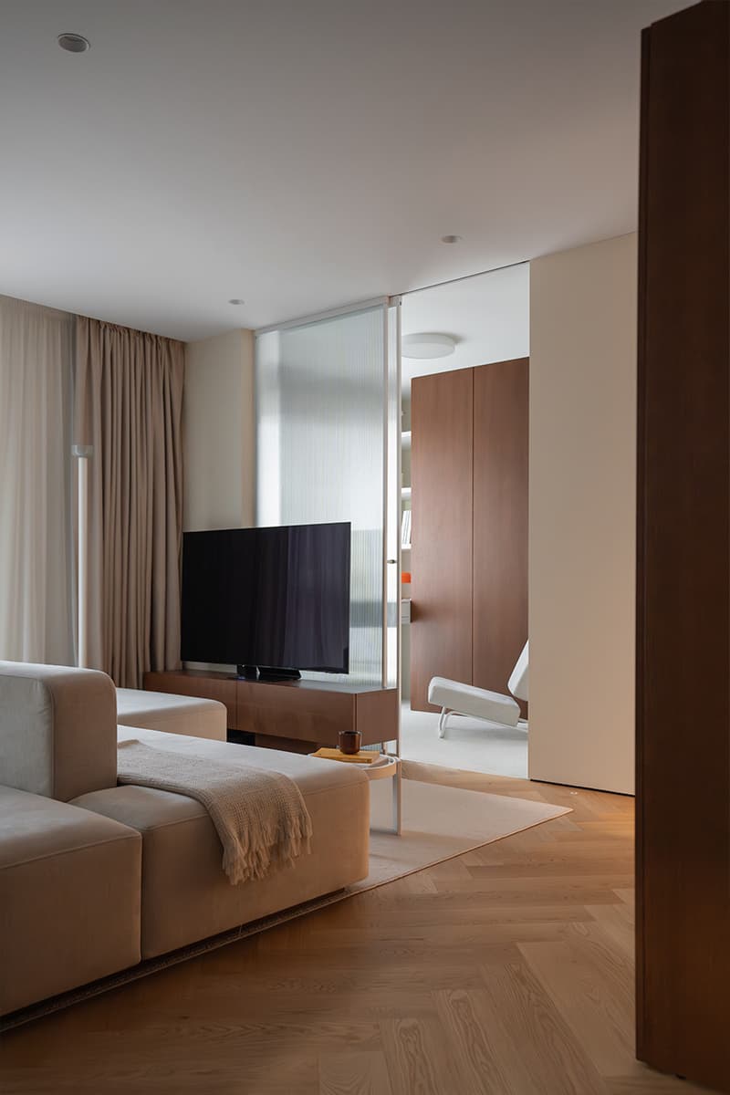 Зоны для хобби и место для кошки в светлом интерьере квартиры для молодой пары — проект бюро ZROBIM architects