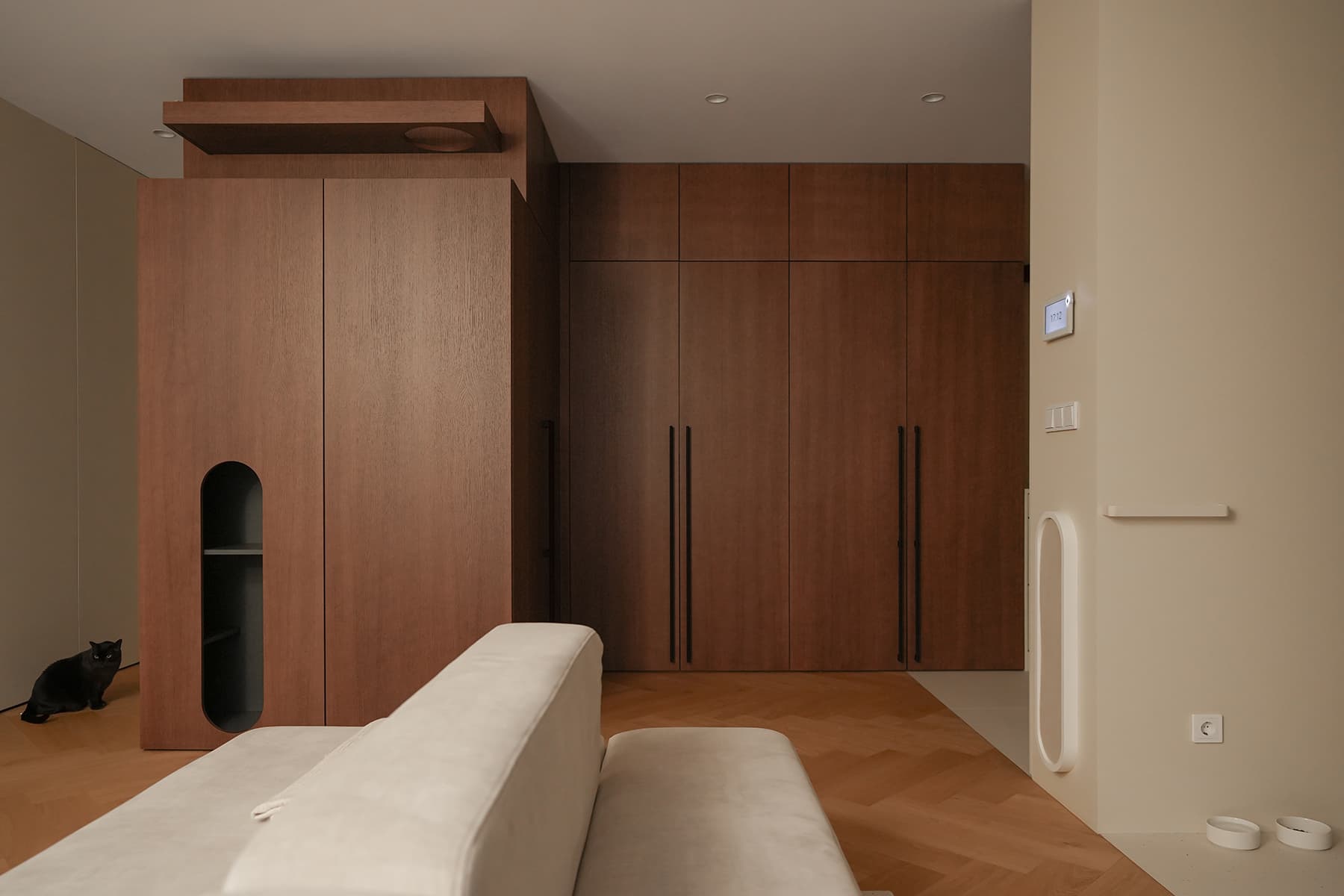 Зоны для хобби и место для кошки в светлом интерьере квартиры для молодой пары — проект бюро ZROBIM architects