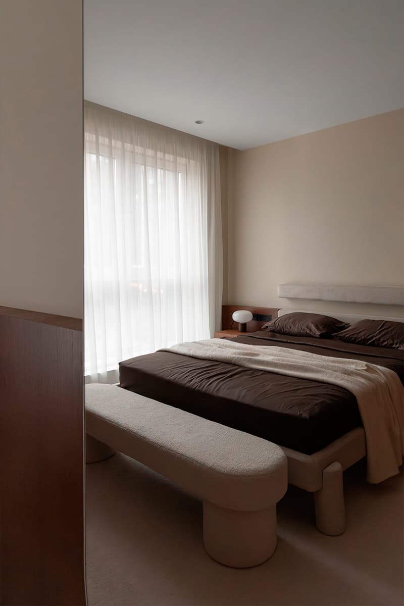 Зоны для хобби и место для кошки в светлом интерьере квартиры для молодой пары — проект бюро ZROBIM architects