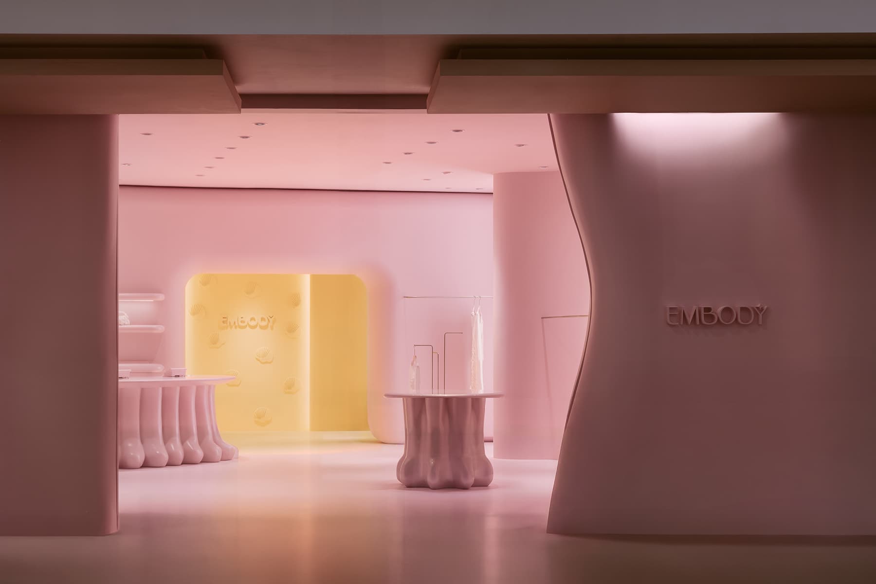 Скругленные формы в фантазийном интерьере шоурума женской одежды — проект MUNO Design