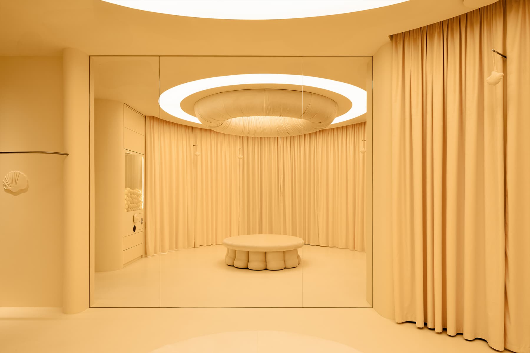 Скругленные формы в фантазийном интерьере шоурума женской одежды — проект MUNO Design