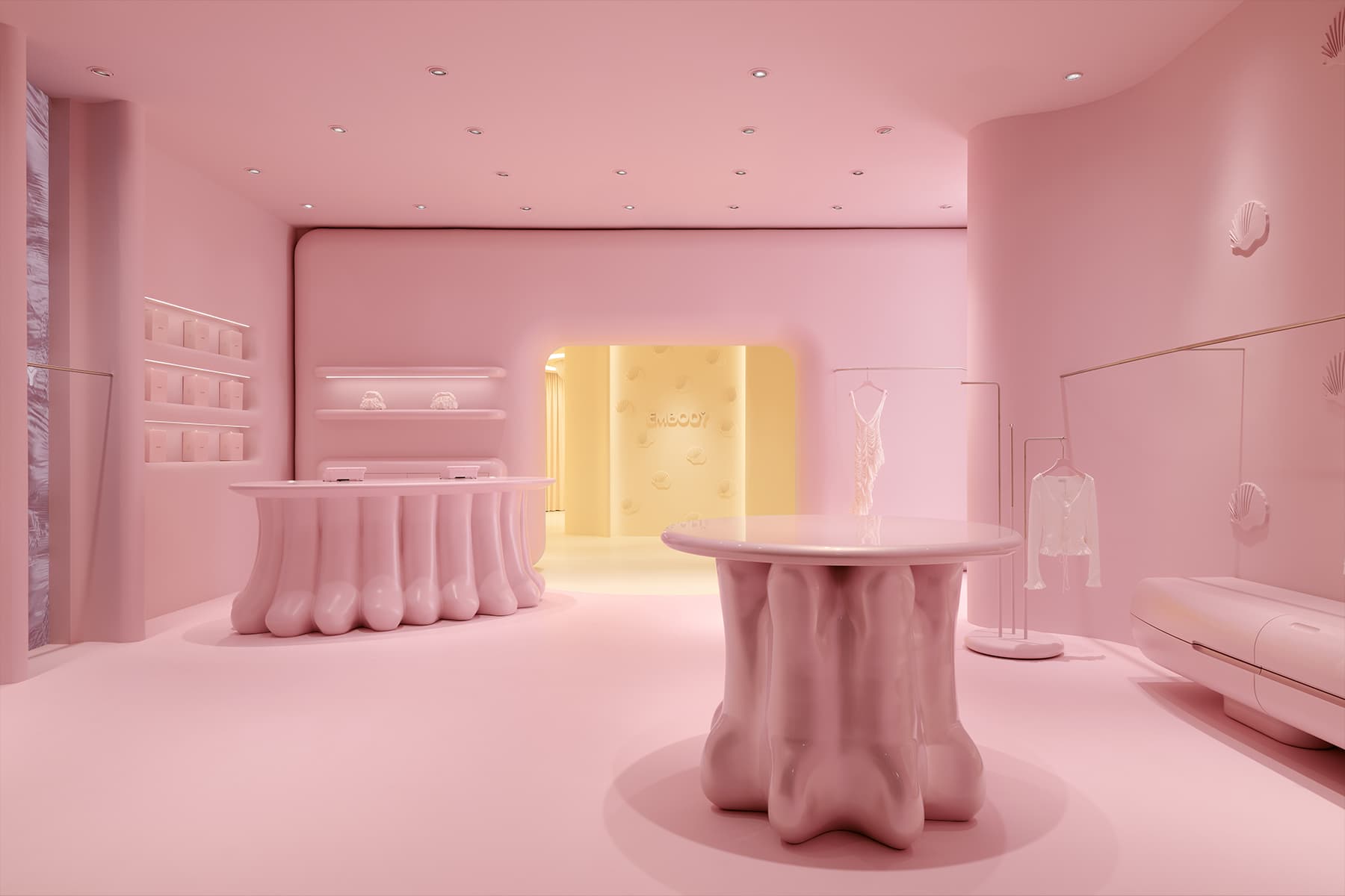 Скругленные формы в фантазийном интерьере шоурума женской одежды — проект MUNO Design