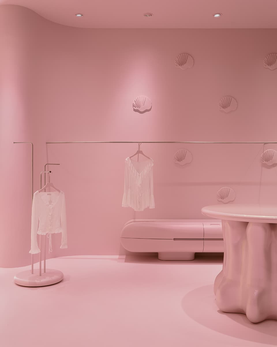 Скругленные формы в фантазийном интерьере шоурума женской одежды — проект MUNO Design