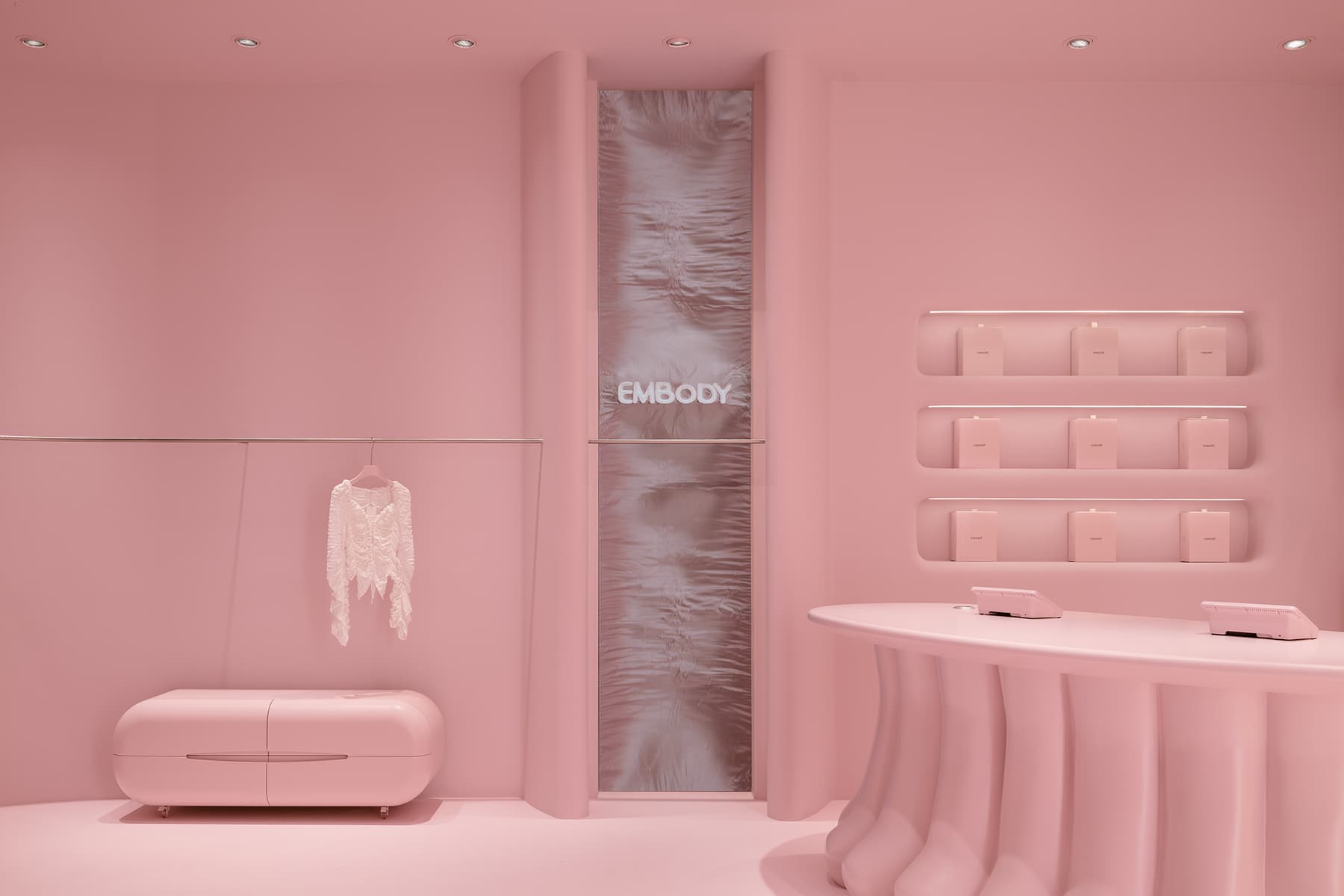 Скругленные формы в фантазийном интерьере шоурума женской одежды — проект MUNO Design