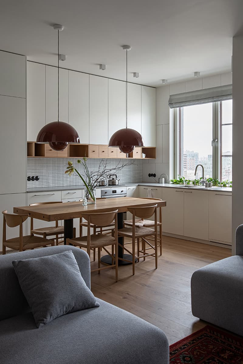 Фрамуги и стеклянные перегородки в квартире для семьи из Петербурга — проект студии JUICY FLAT