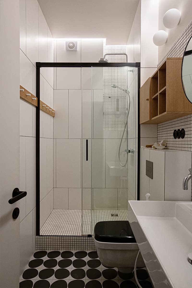 Фрамуги и стеклянные перегородки в квартире для семьи из Петербурга — проект студии JUICY FLAT