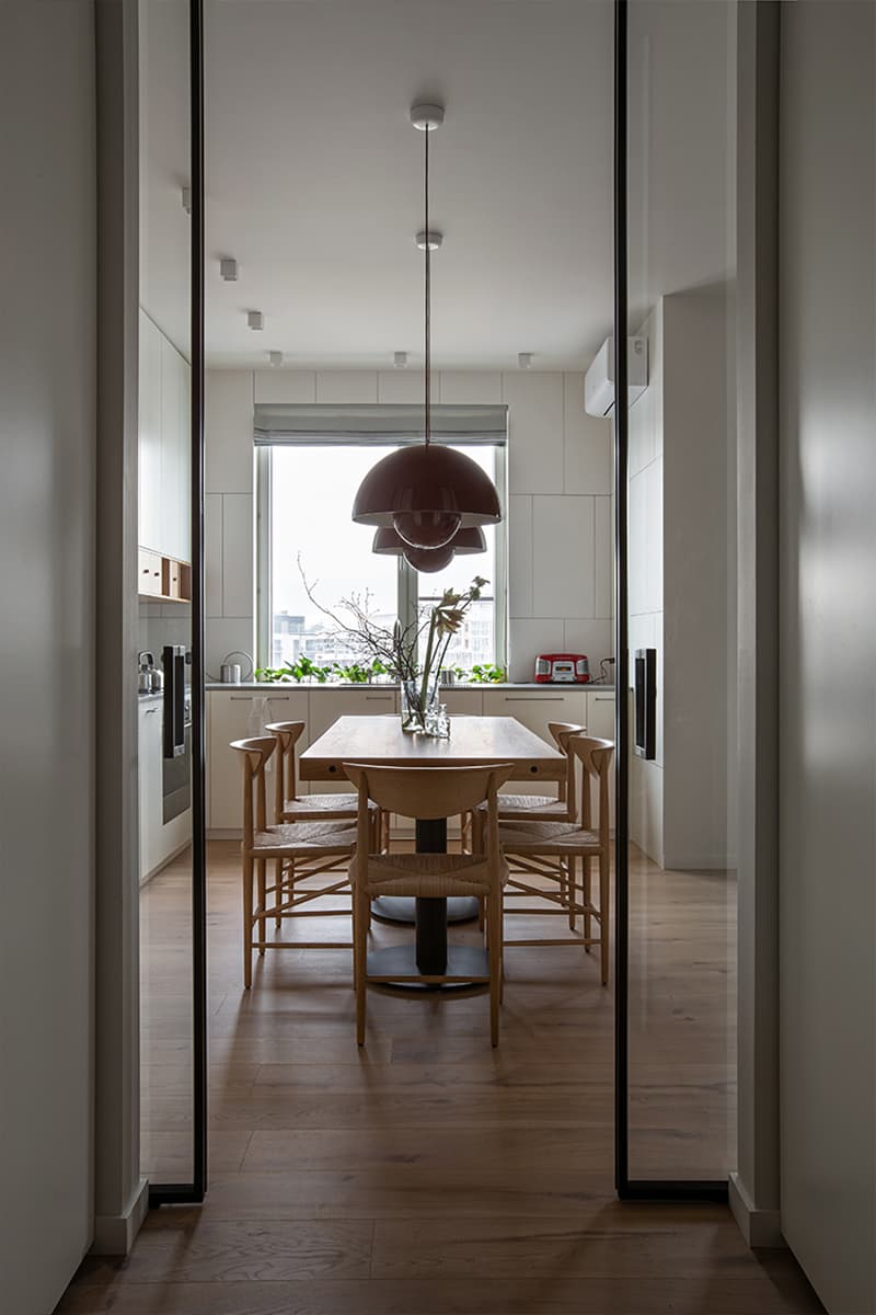 Фрамуги и стеклянные перегородки в квартире для семьи из Петербурга — проект студии JUICY FLAT