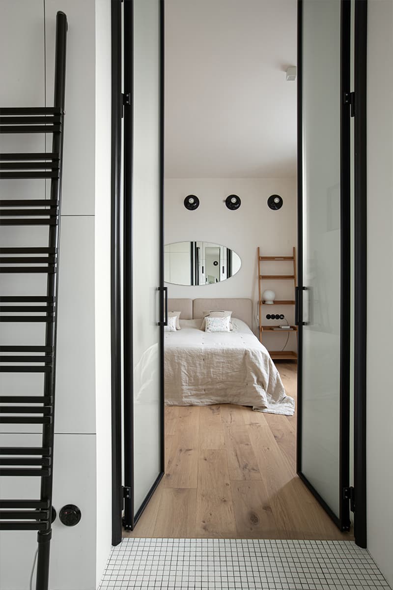 Фрамуги и стеклянные перегородки в квартире для семьи из Петербурга — проект студии JUICY FLAT